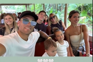 金年会官网入口-露出笑容！劳塔罗社媒晒与家人、朋友出游照片